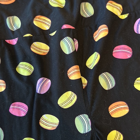 🎀🆕🦄 Lularoe TC Tall and Curvy Black Macaroon print leggings - Picture 2 of 3